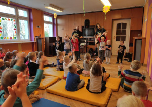 dzieci słuchają koncertu
