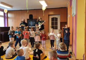 dzieci słuchają koncertu