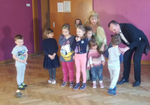Dzieci pozują z wężem.