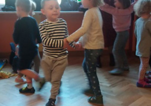Tańczące dzieci. 