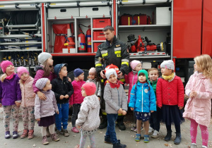 Dzieci na spotkaniu ze strażakami