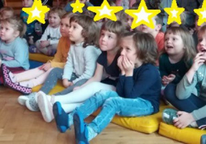 Dzieci oglądające przedstawienie.