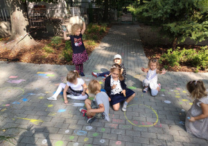 Dzieci podczas malowana chodnika