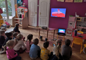 dzieci oglądają film edukacyjny