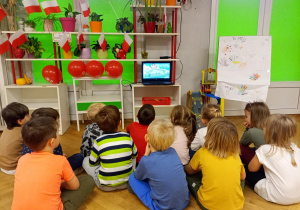 Dzieci oglądają bajkę o symbolach narodowych
