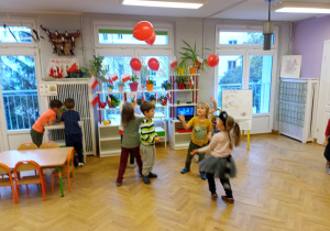 Zabawy ruchowe z biało - czerwonymi balonami