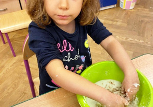 dzieczynka podczas zabawy mąką