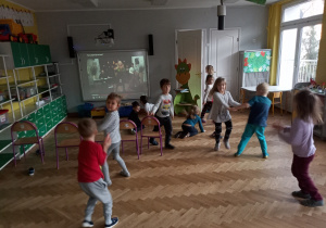 Dzieci tańcza podczas koncertu online.