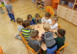 Dzieci grają przy stoliku.