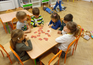 Dzieci grają w grę stolikową.