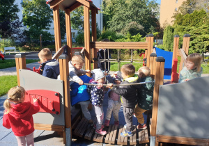 Dzieci bawią się na placu zabaw