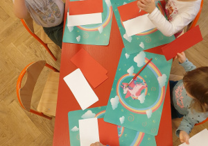 Dzieci wykonują flagę Polski z papieru