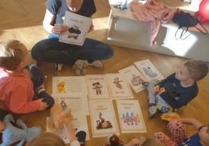 Dzieci oglądają ilustracje znanych misiów