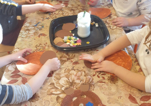 Dzieci dekorują misie z talerzyków papierowych