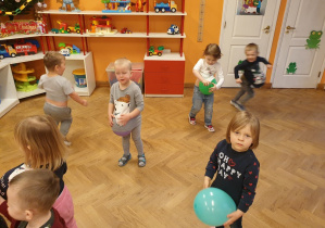 Dzieci bawią się balonami