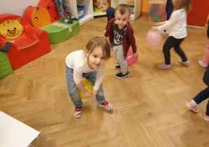 Dzieci ćwiczą z balonami