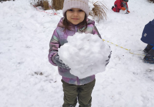 dziewczynka z kulą śnieżną