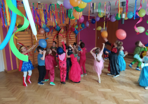 Dzieci tańczą z kolorowymi balonami