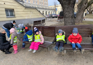 Dzieci siedzą na ławce