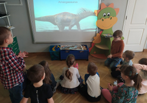 oglądanie prezentacji o dinozaurach