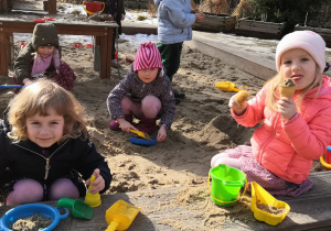 Zabawa dzieci w piaskownicy