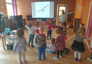 Dzieci naśladują lot Jerzyków