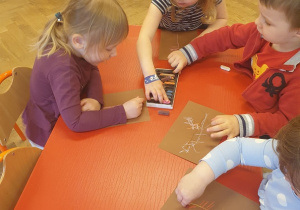 Dzieci rysują piórka