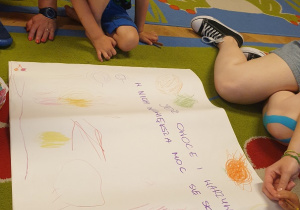 Dzieci rysują plakat o zdrowej żywności