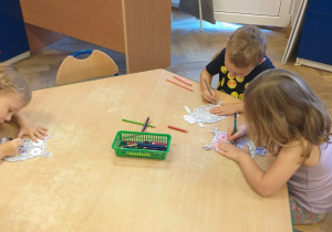 Dzieci kolorują rysunek sowy
