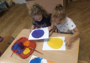 dziewczynki mieszają swoje kolorowe kropki
