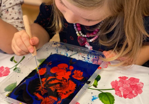 Dziewczynka maluje obrazek na wodzie