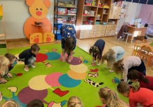 zabawy na dywanie przy piosence "hello hello", dzieci z nauczycielką