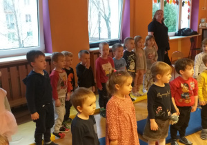 Dzieci stoją i śpiewają Hymn Narodowy