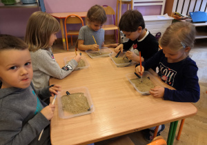 dzieci bawią się piaskiem
