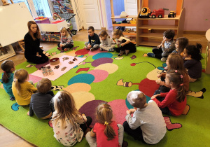 dzieci z nauczycielką na dywanie