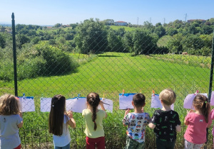 Dzieci malują krajobraz, który widzą