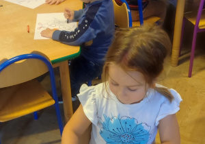 dziewczynka rysuje biedronkę