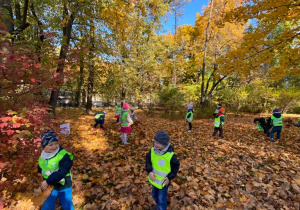 Dzieci biegają po liściach