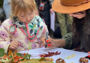 Dziewczynka z mamą tworzą portret Pani Jesieni