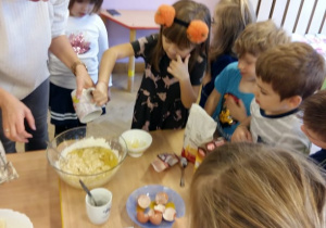 Dzieci podczas przygotowywania ciasta