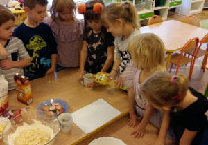Dzieci podczas przygotowywania ciasta