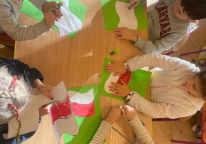 dzieci robią flagi Polski