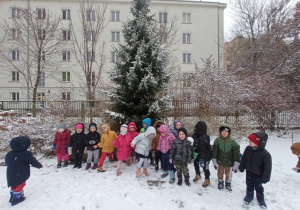 Grupa dzieci na śniegu.