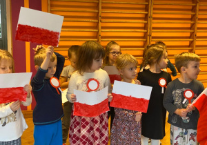 Dzieci trzymają flagi Polski