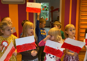 Dzieci trzymają flagi Polski