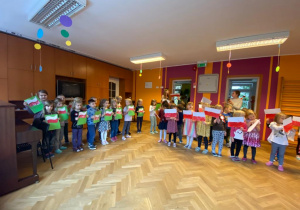 Dzieci śpiewaja Hymn Polski