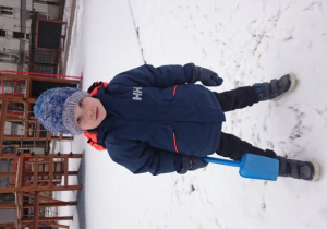 chłopiec na śniegu