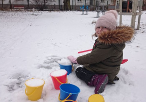 dziewczynka na śniegu