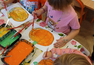 Dzieci malują gotową rosnacą farbą