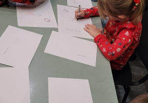 dzieci rysuja list do Swiętego Mikołaja